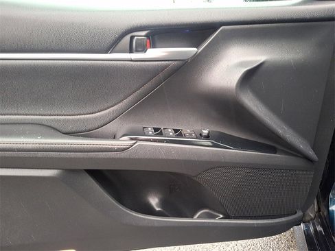 Used 2018 Toyota Camry XLE image 12