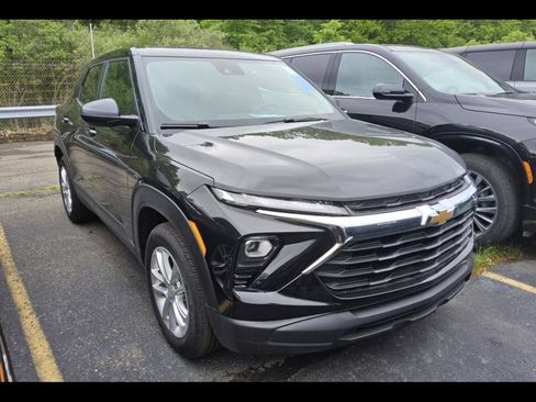 Used 2026 Chevrolet TrailBlazer LS w/ LS Convenience Package FWD image 2