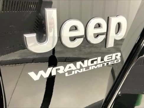 Used 2022 Jeep Wrangler Unlimited Sahara w/ Cold Weather Group image 8