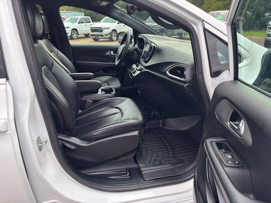 Used 2025 Chrysler Pacifica Select FWD image 13
