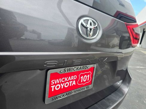 Used 2017 Toyota Sienna XLE w/ XLE Navigation Package FWD image 14