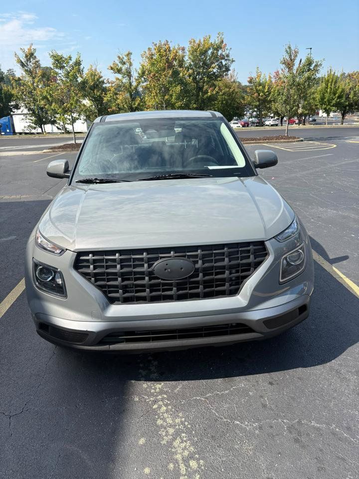 Used 2023 Hyundai Venue SE w/ Cargo Package FWD image 2