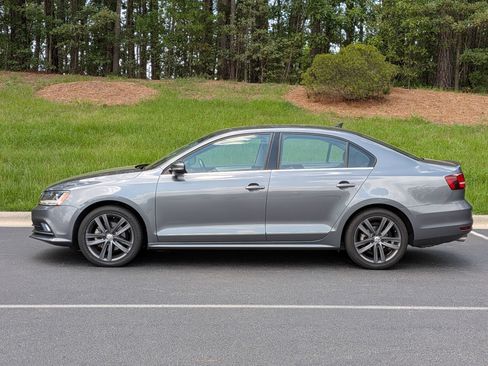 Used 2018 Volkswagen Jetta SEL FWD image 2