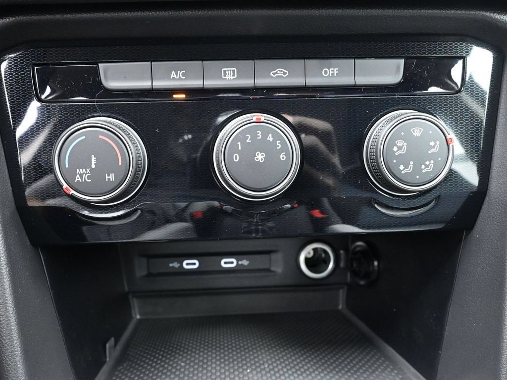 Used 2025 Volkswagen Taos SE FWD image 13