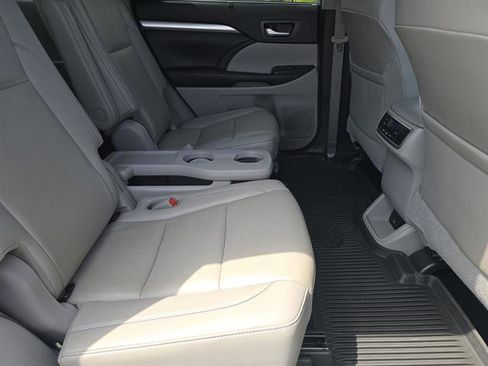 Used 2019 Toyota Highlander XLE image 14