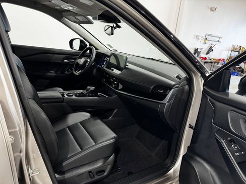 Used 2025 Nissan Rogue SL AWD/4WD image 22