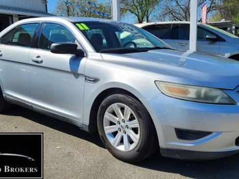 Used 2011 Ford Taurus SE image 2