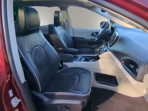 Used 2023 Chrysler Pacifica Limited FWD image 27