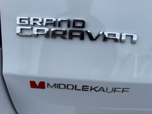 Used 2018 Dodge Grand Caravan SE w/ UConnect Hands-Free Group FWD image 16
