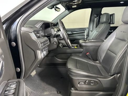 Used 2021 GMC Yukon XL Denali w/ Denali Premium Package image 11