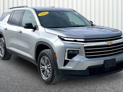 Used 2025 Chevrolet Traverse LT