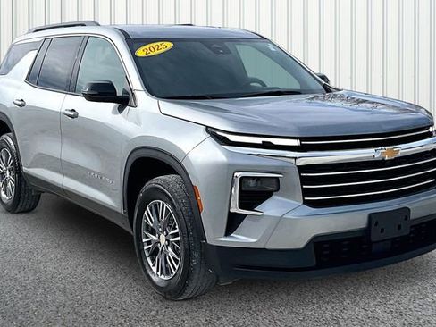 Used 2025 Chevrolet Traverse LT image 1