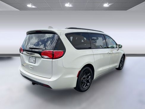 Used 2020 Chrysler Pacifica Touring-L Plus w/ S Appearance Package FWD image 9