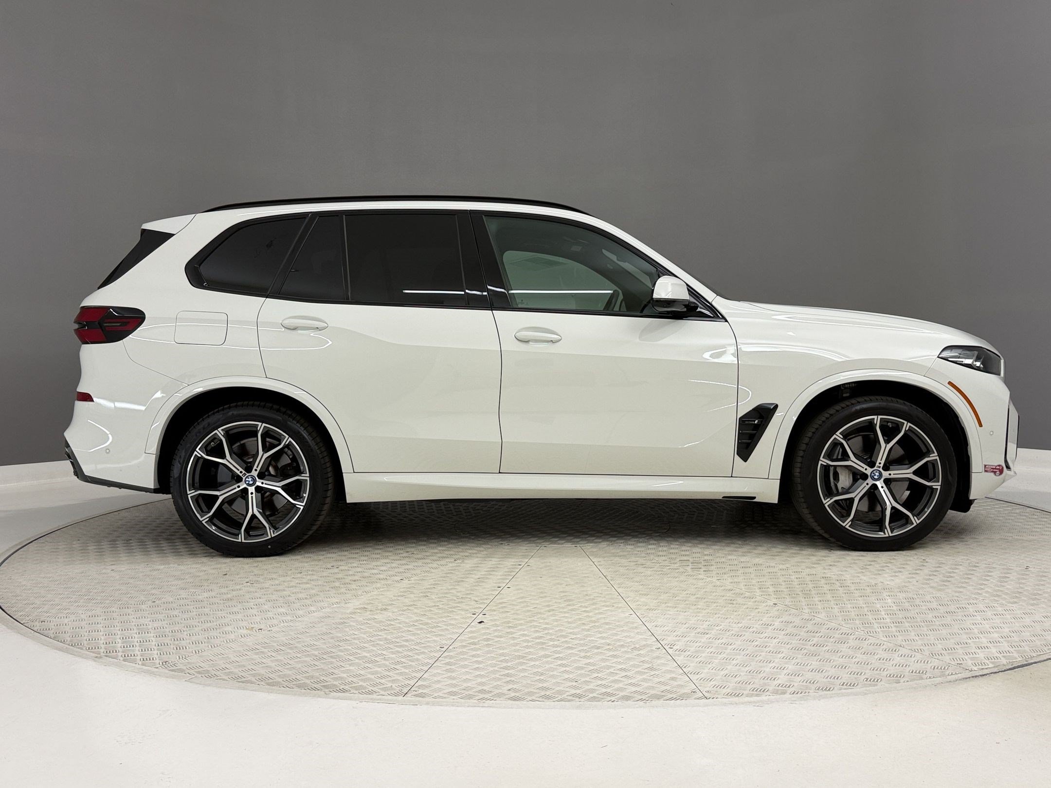 Used 2024 BMW X5 xDrive50e w/ M Sport Package AWD/4WD image 8
