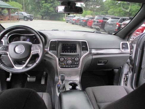 Used 2019 Jeep Grand Cherokee Laredo image 25