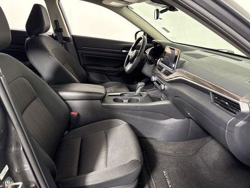 Used 2025 Nissan Altima 2.5 SV FWD image 21