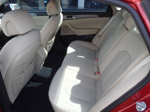 Used 2015 Hyundai Sonata SE w/ Option Group 09 FWD image 10