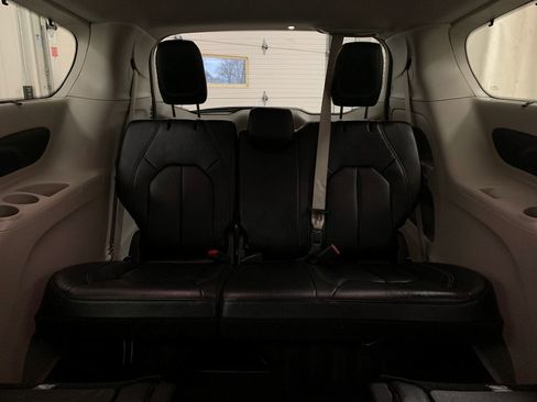 Used 2022 Chrysler Pacifica Touring-L image 22