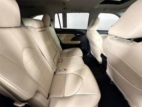 Used 2023 Toyota Highlander XLE image 45