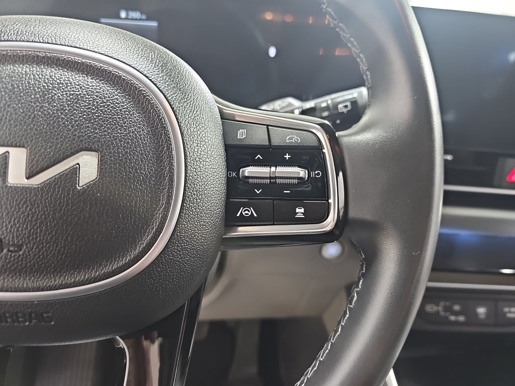 Used 2025 Kia Carnival FWD image 23