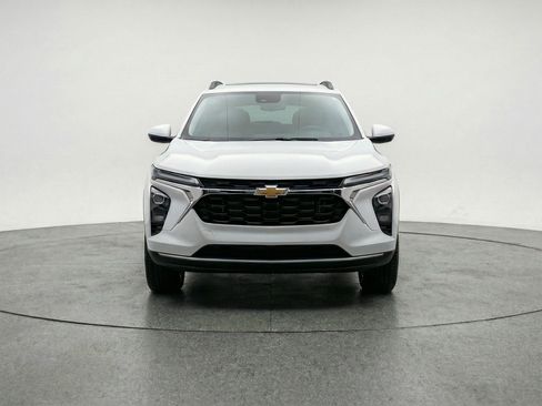 Used 2025 Chevrolet Trax LT image 2