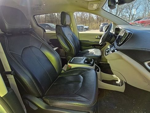 Used 2022 Chrysler Pacifica Touring-L image 16
