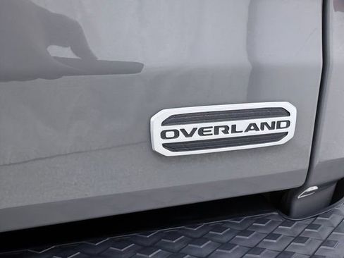 Used 2022 Jeep Gladiator Overland w/ LED Lighting Group AWD/4WD image 11