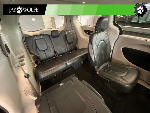 Used 2017 Chrysler Pacifica Touring-L FWD image 20