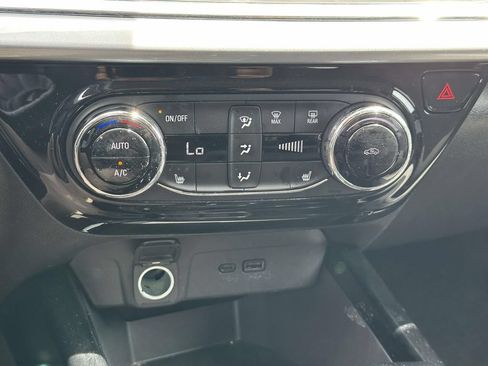 Used 2025 Chevrolet Trax LT w/ LT Convenience Package FWD image 26