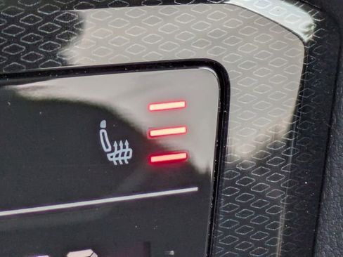 Certified 2025 Volkswagen Taos SE image 24