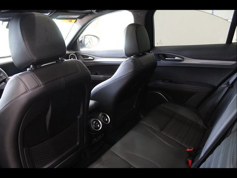 Used 2022 Alfa Romeo Stelvio Veloce AWD/4WD image 17