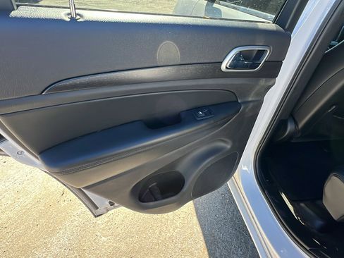 Used 2018 Jeep Grand Cherokee Altitude image 24