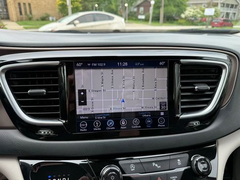Used 2018 Chrysler Pacifica Touring-L Plus w/ Tire & Wheel Group FWD image 20