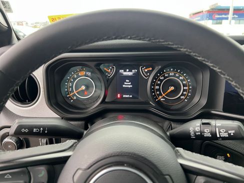 Used 2025 Jeep Wrangler Sport S image 40