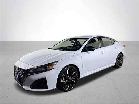 Used 2023 Nissan Altima 2.5 SR image 2