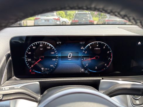 Used 2023 Mercedes-Benz GLB 250 4MATIC image 27