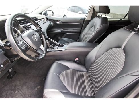 Used 2020 Toyota Camry SE FWD image 6