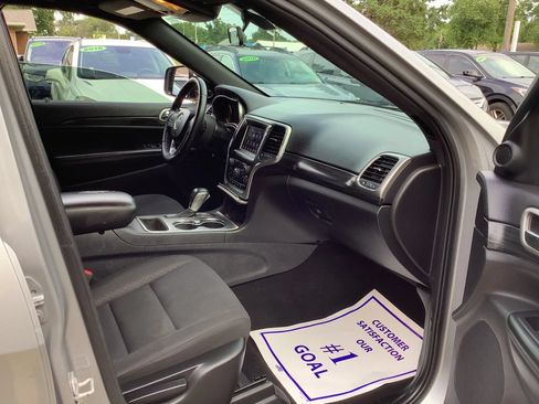 Used 2019 Jeep Grand Cherokee Laredo AWD/4WD image 12