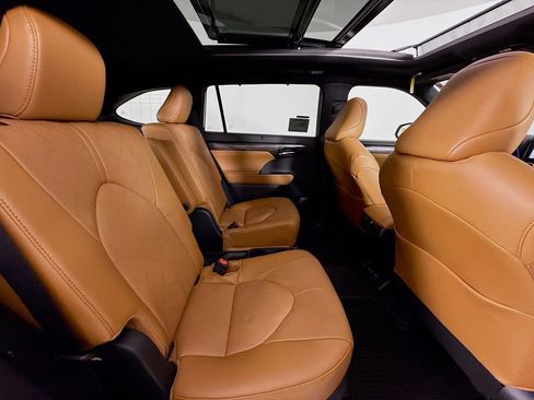 New 2026 Toyota Highlander Platinum image 32