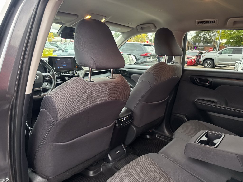 Used 2025 Toyota Highlander LE AWD/4WD image 39