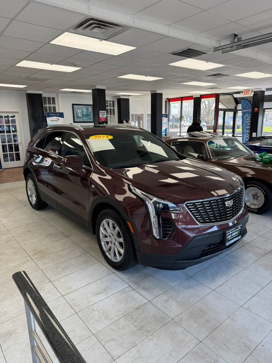 Used 2023 Cadillac XT4 Luxury w/ Cold Weather Package FWD image 3