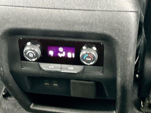 Used 2024 Chevrolet Traverse LT FWD image 21