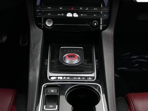 Used 2017 Jaguar F-PACE R-Sport image 44