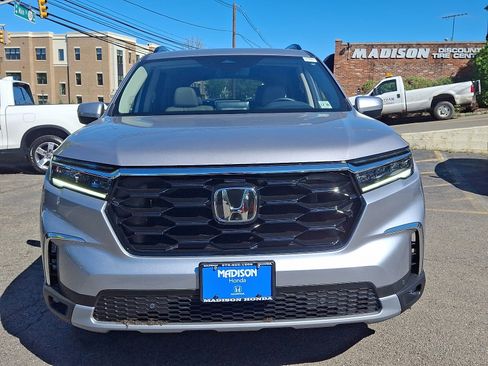 Used 2025 Honda Pilot Touring image 5