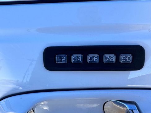 Used 2011 Lincoln Town Car Signature Limited image 10