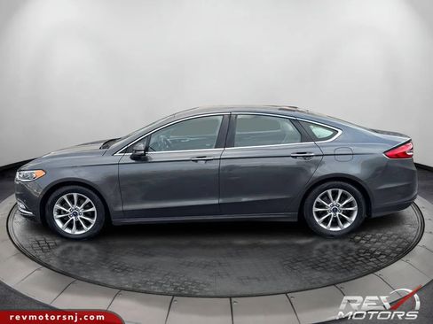 Used 2017 Ford Fusion SE image 2