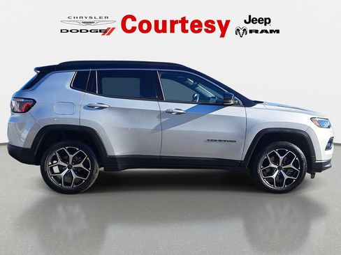 Certified 2025 Jeep Compass Limited AWD/4WD image 3