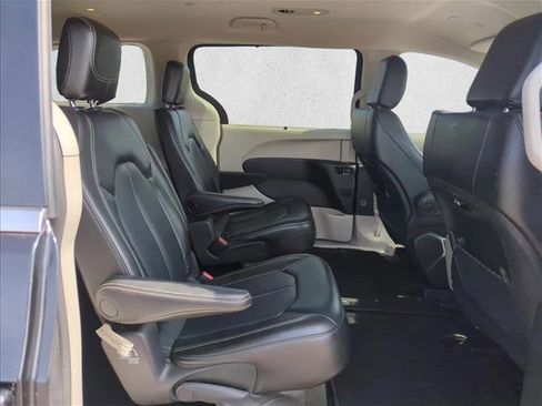 Used 2023 Chrysler Pacifica Touring-L FWD image 19