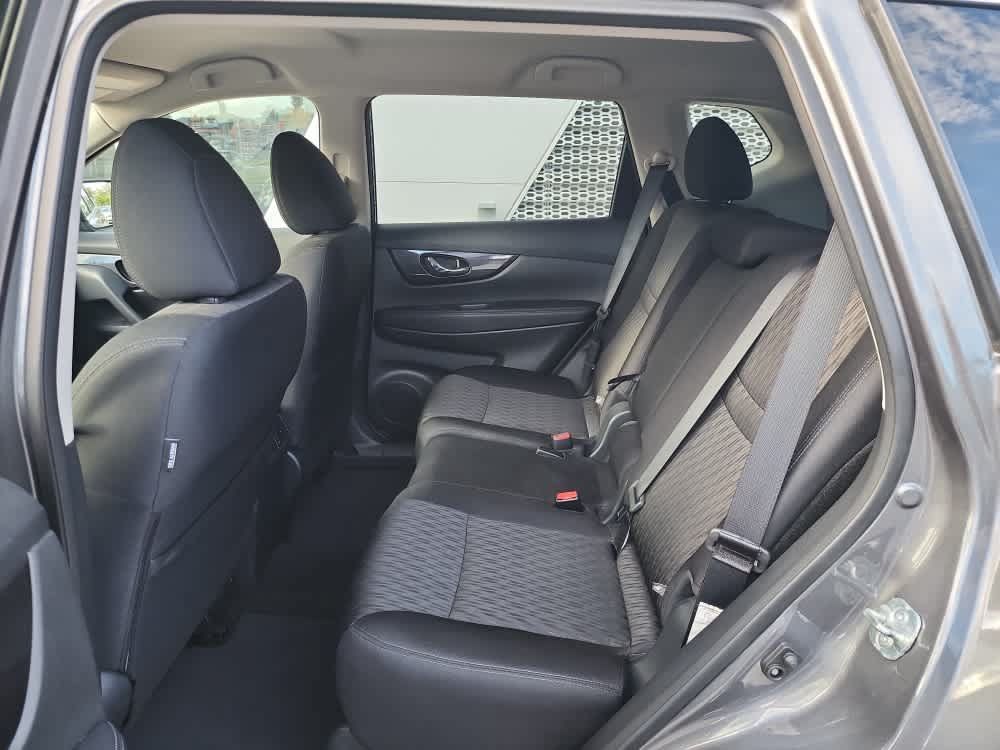 Used 2018 Nissan Rogue SV AWD/4WD image 7