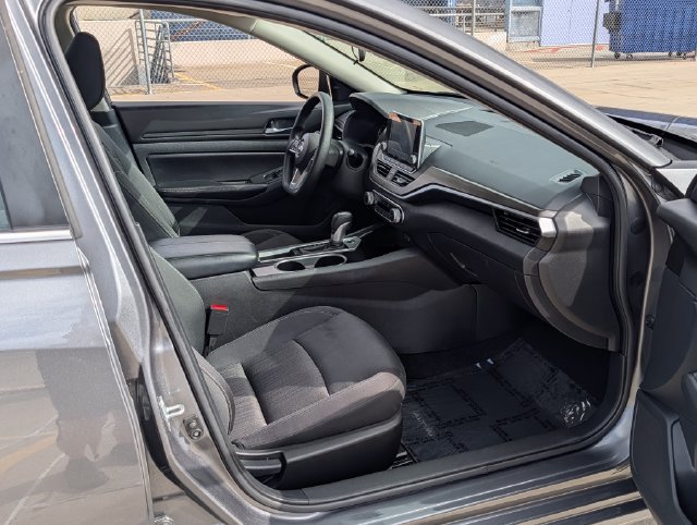 Used 2024 Nissan Altima 2.5 SV FWD image 9